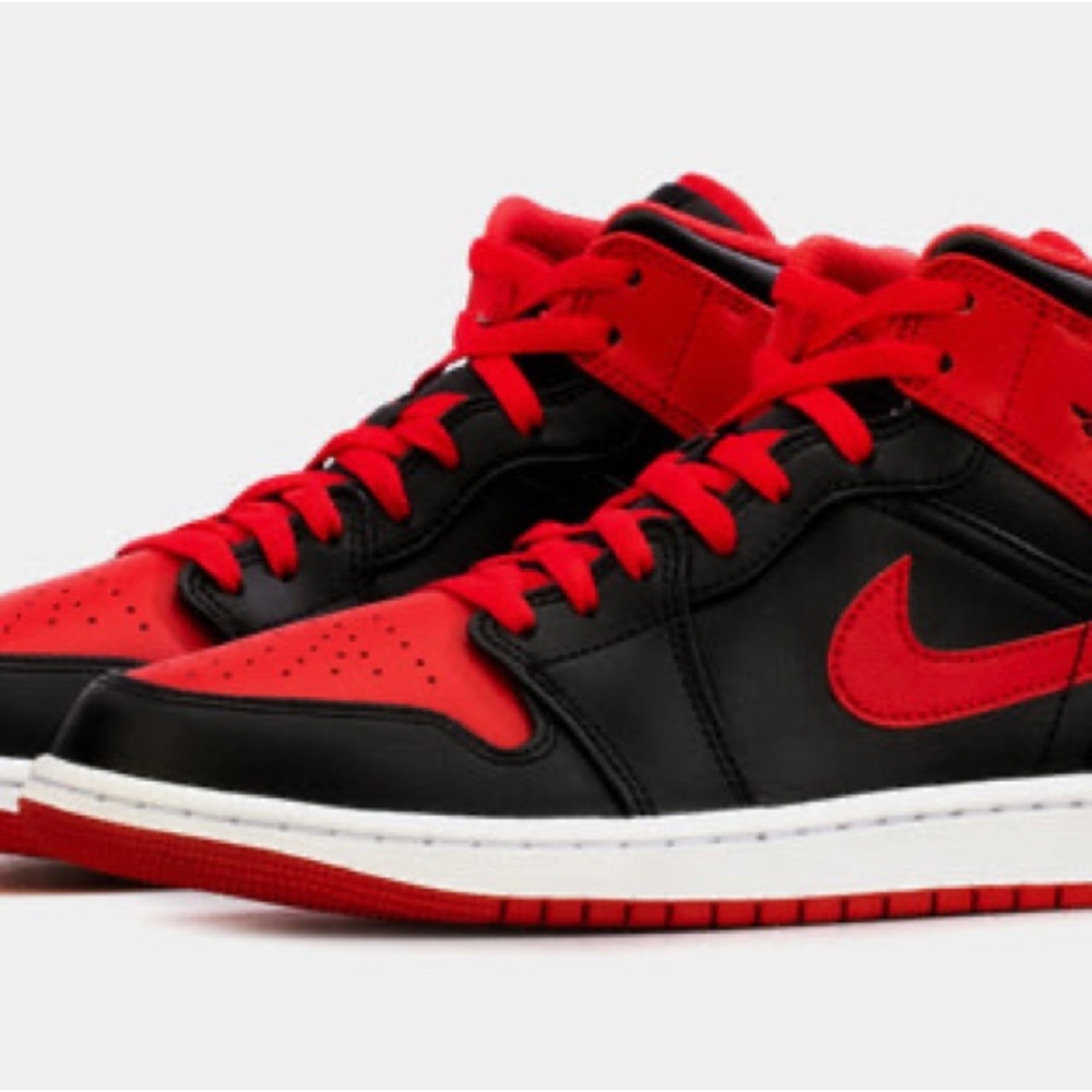 AIR JORDAN 1 MID  size 7 youth worn once